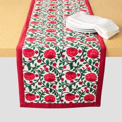 Sur la table Winter Floral Runner