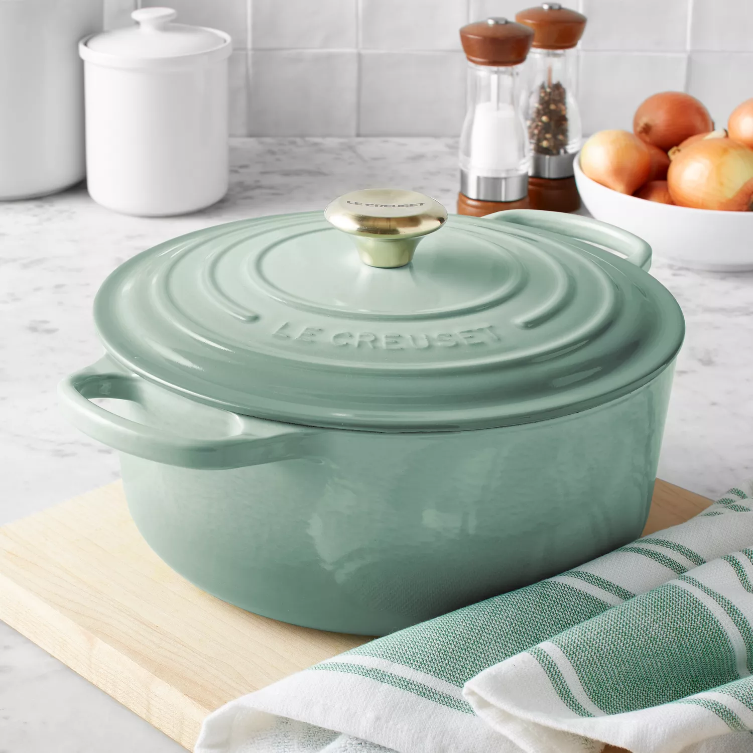 Le Creuset Signature Round French Oven, 5.5 Qt.