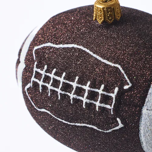 Sur la table Football Ornament