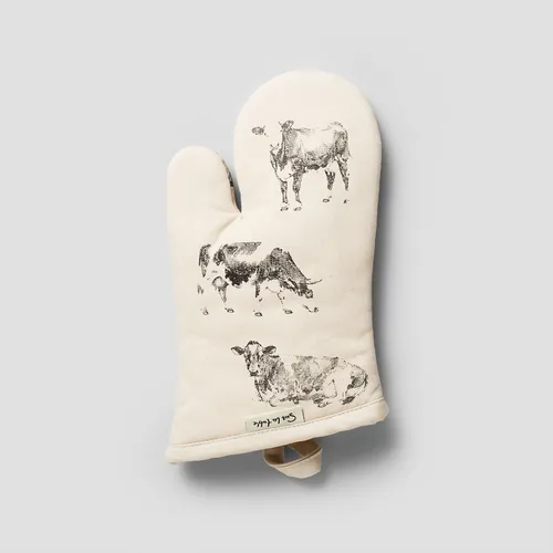 Sur la table Cow Oven Mitt