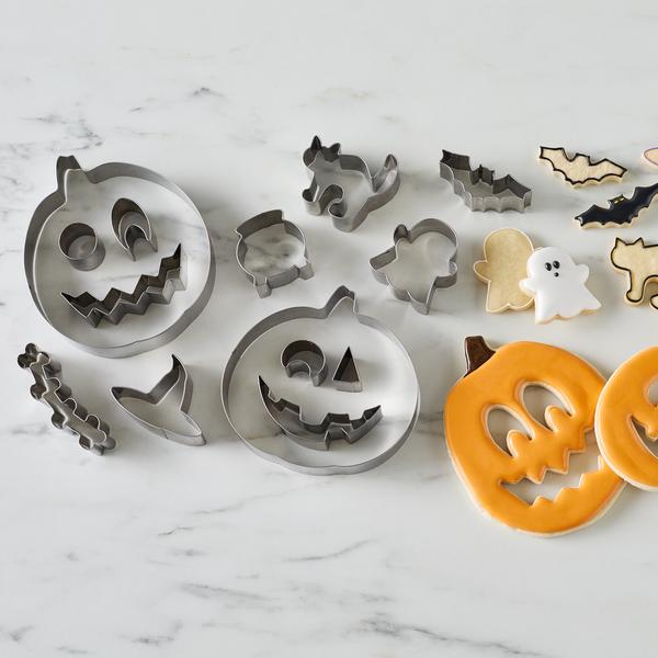 Sur la table Jack-o'-Lantern Cookie Cutters, Set of 14