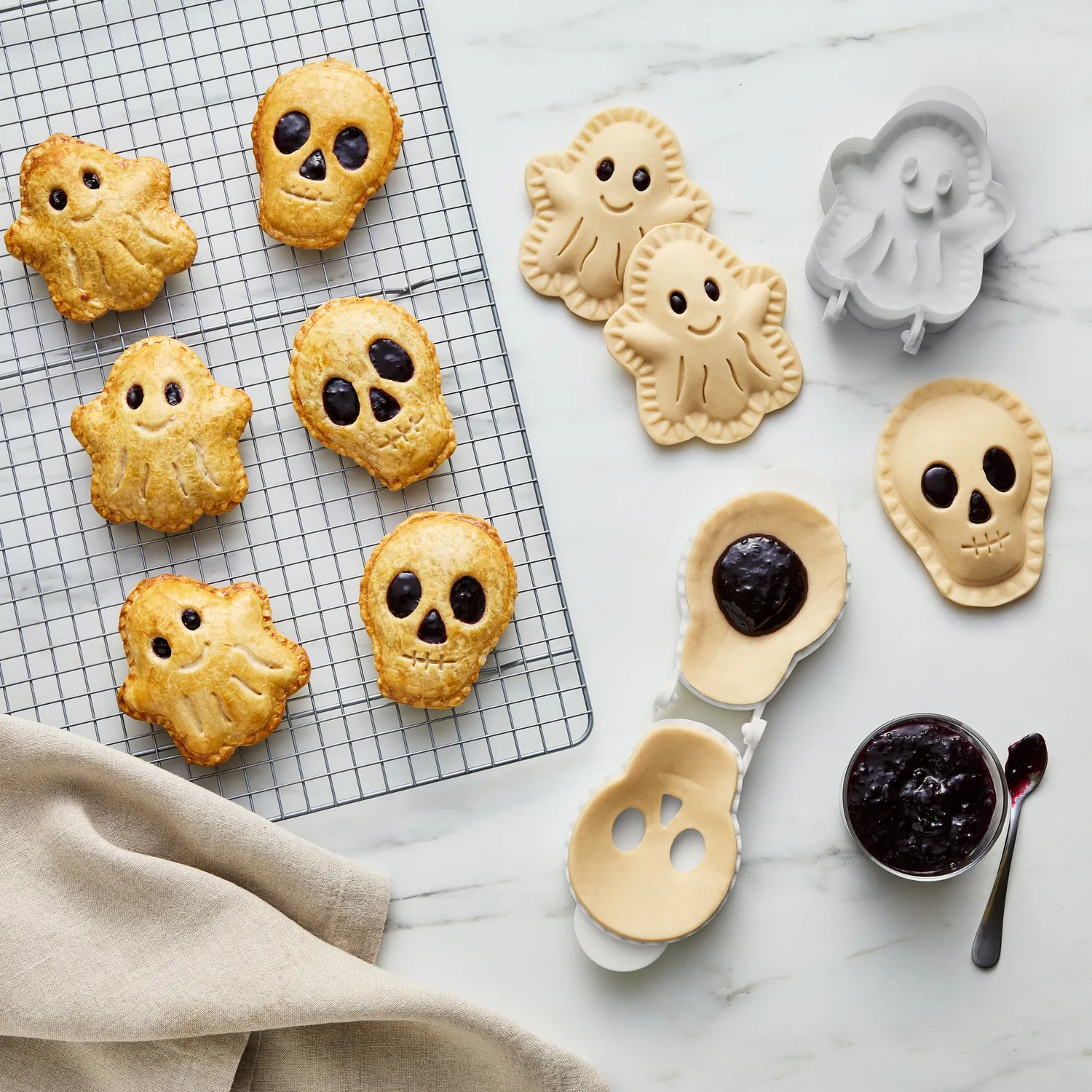 Sur la table Ghost & Skull Handpie Molds, Set of 2