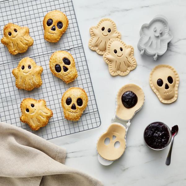 Sur la table Ghost & Skull Handpie Molds, Set of 2