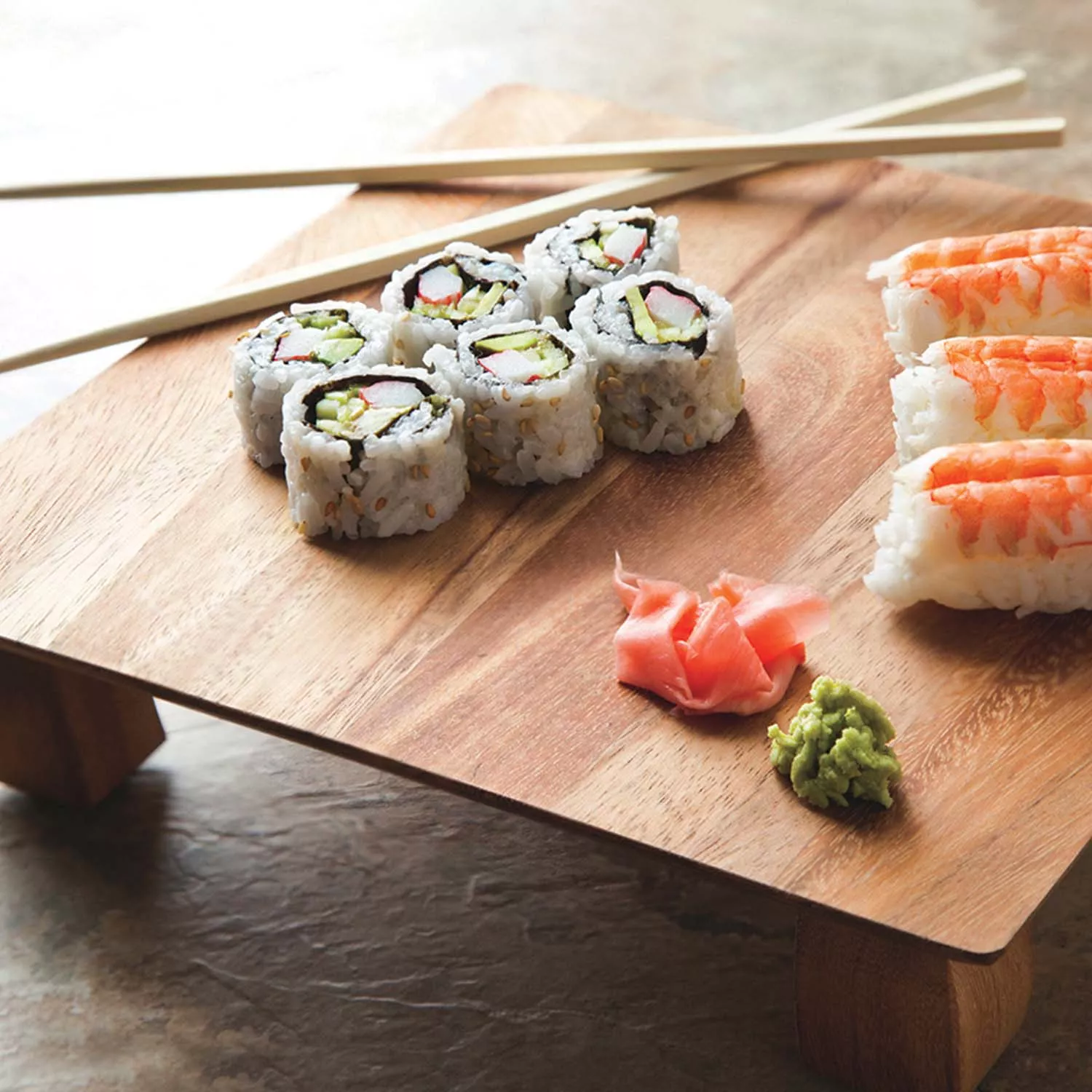 Суши гурмэ заказать. Роллы на столе. Сервировка роллов. Сервировка суши. Столик для суши.