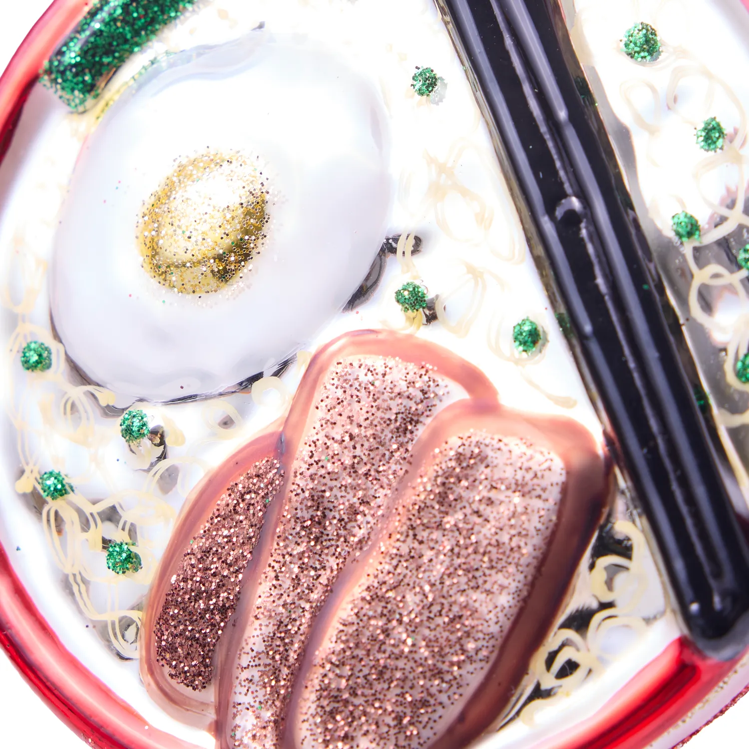 Sur la table Ramen Ornament