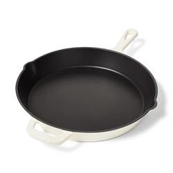 Sur la table Enameled Cast Iron Skillet, 12"
