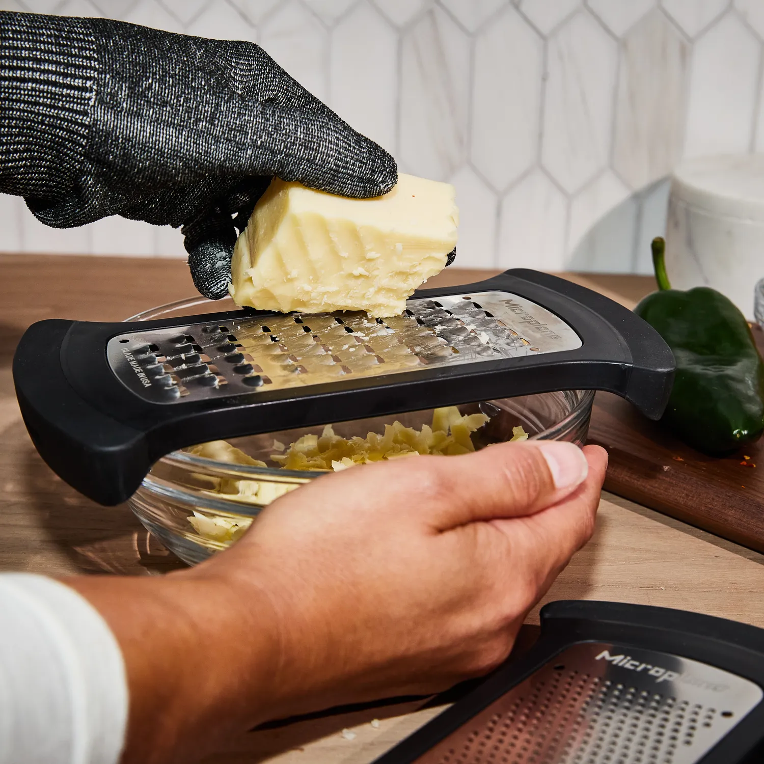 Sur la table Exclusive Microplane 4-Piece Bowl Grater Set