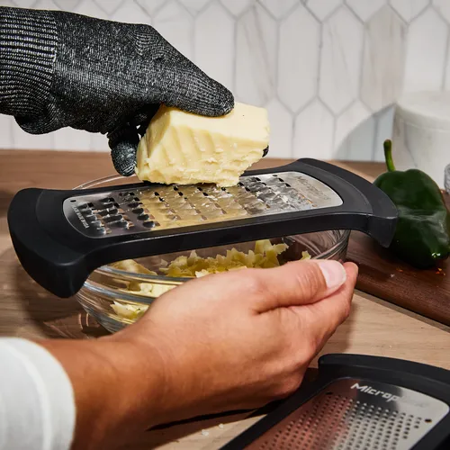 Sur la table Exclusive Microplane 4-Piece Bowl Grater Set