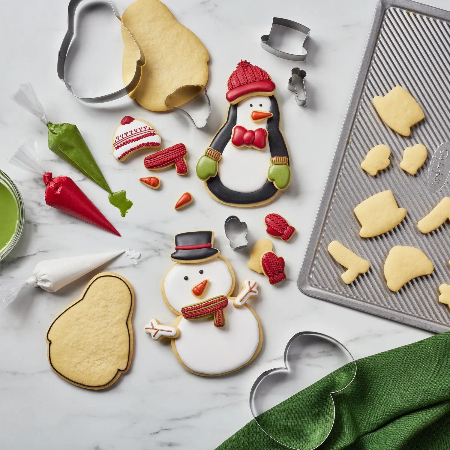 Sur la table Snowperson & Penguin Cookie Cutter Kit