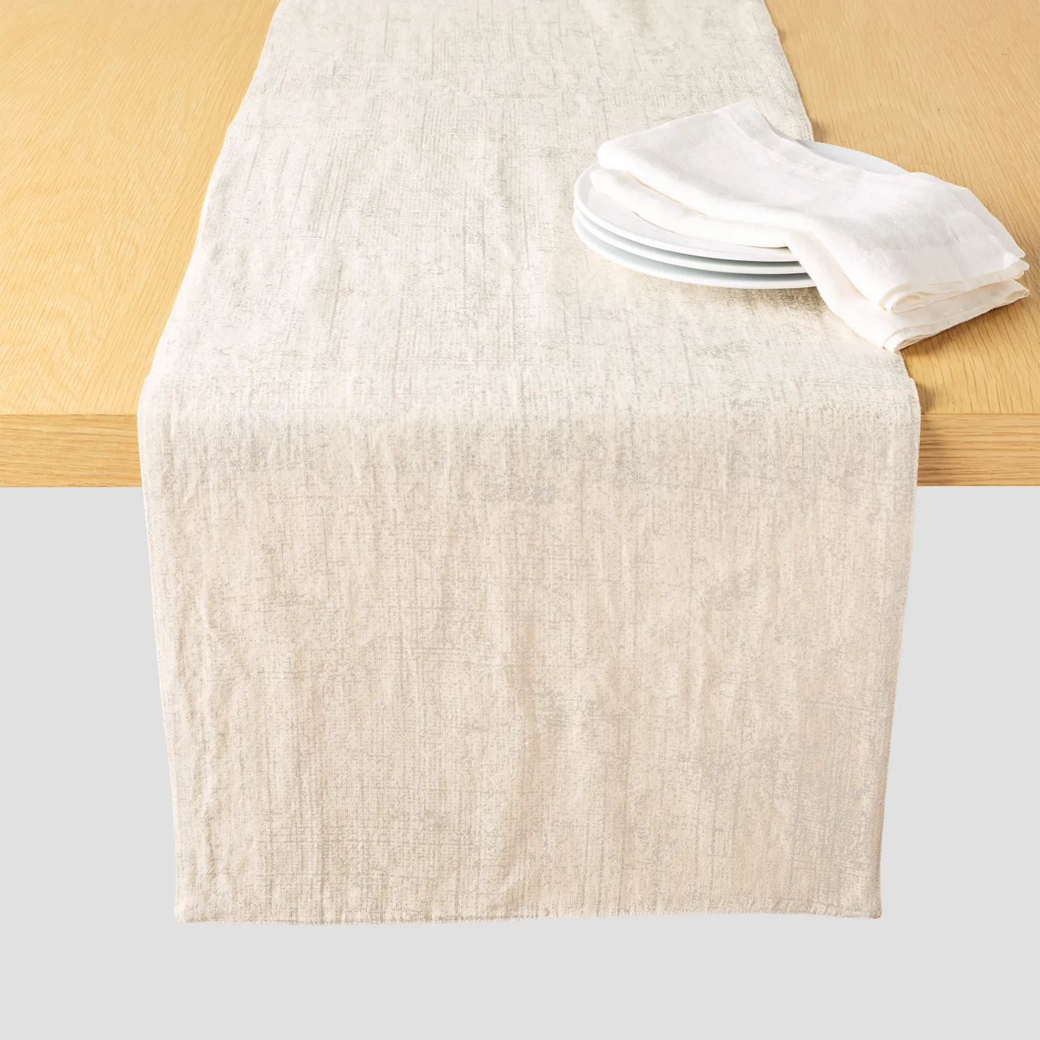 Sur la table Silver Lattice Runner, 16" x 108"