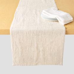 Sur la table Silver Lattice Runner, 16" x 108"