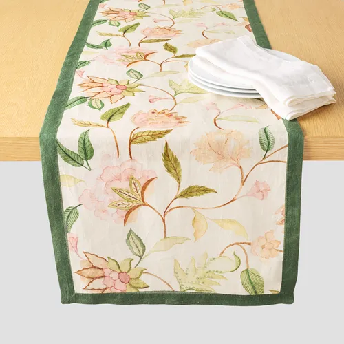 Sur la table Lotus Garden Runner
