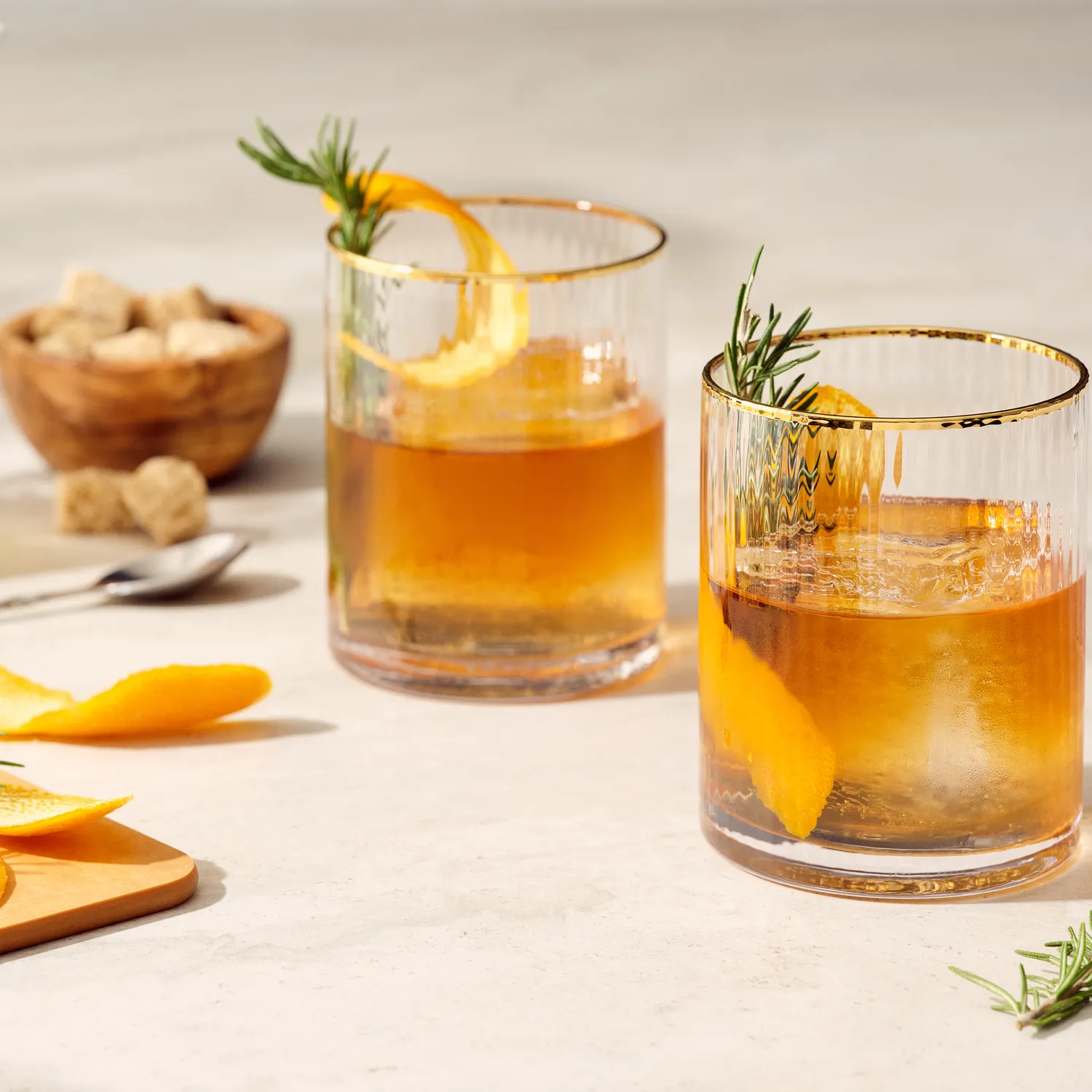 Sur la table Optic Gold Rim Double Old-Fashioned Glass